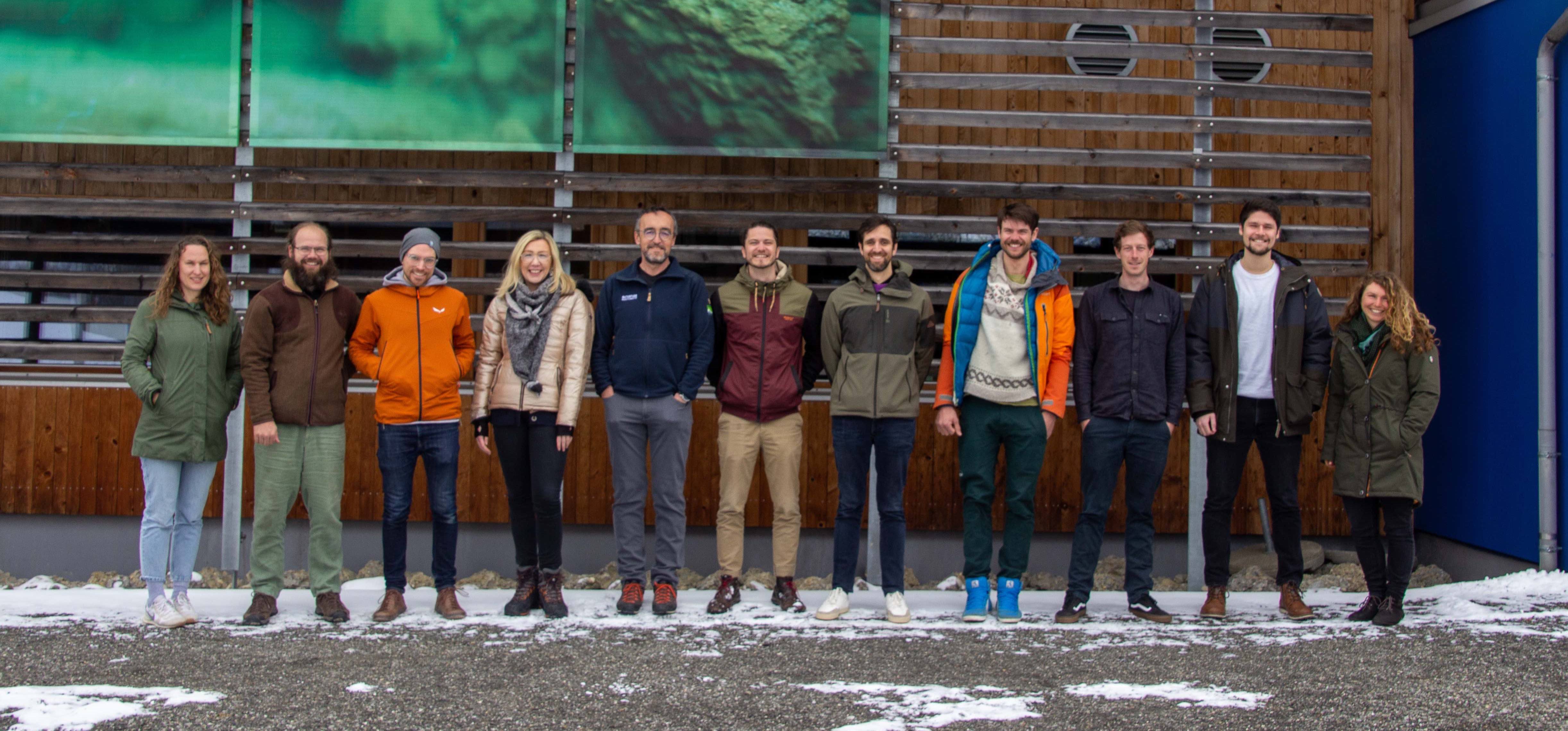 Digital Ranger Prjektpartner posieren beim Projekttreffen vor dem Naturparkzentrum der Nagelfluhkette